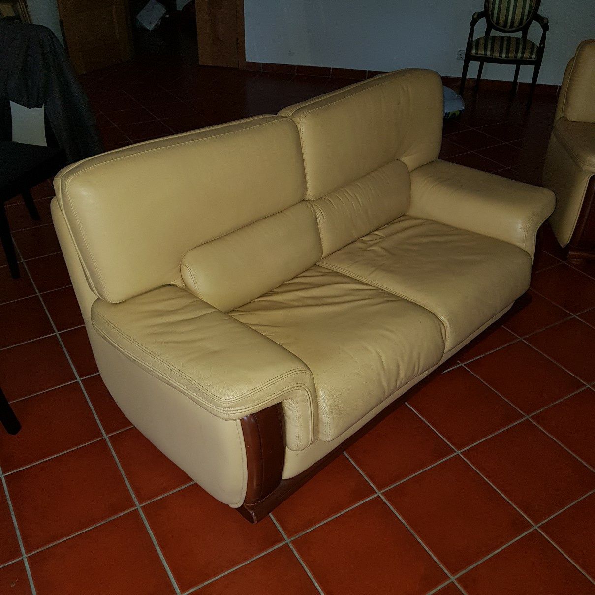 Conjunto de 3 sofás em pele e madeira