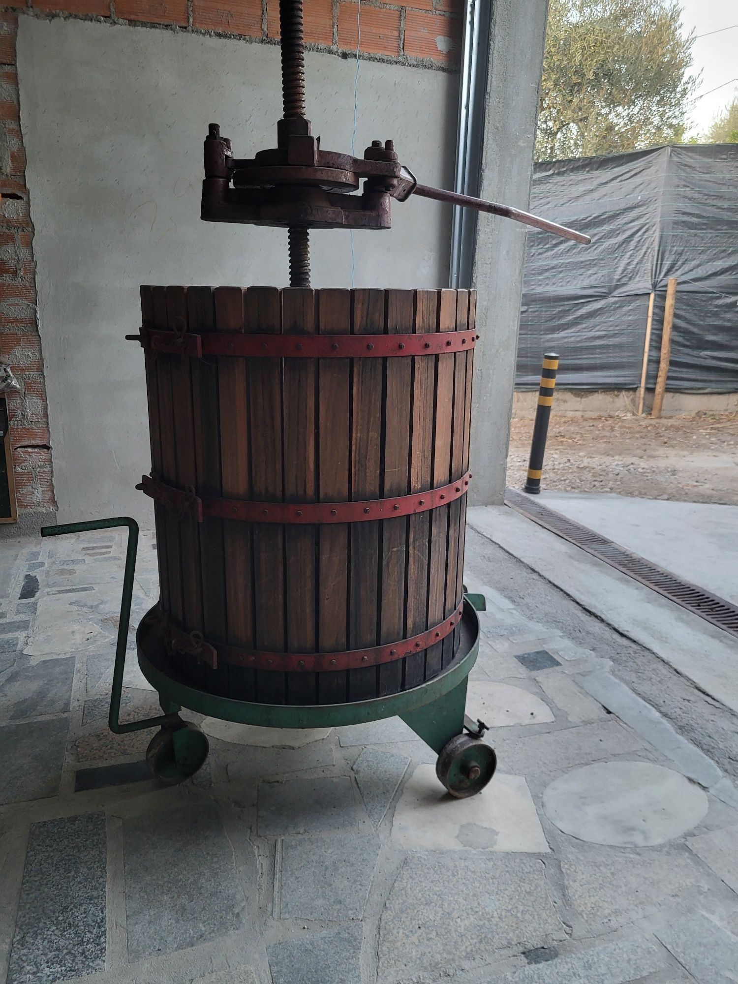 Prensa de uvas em bom estado
