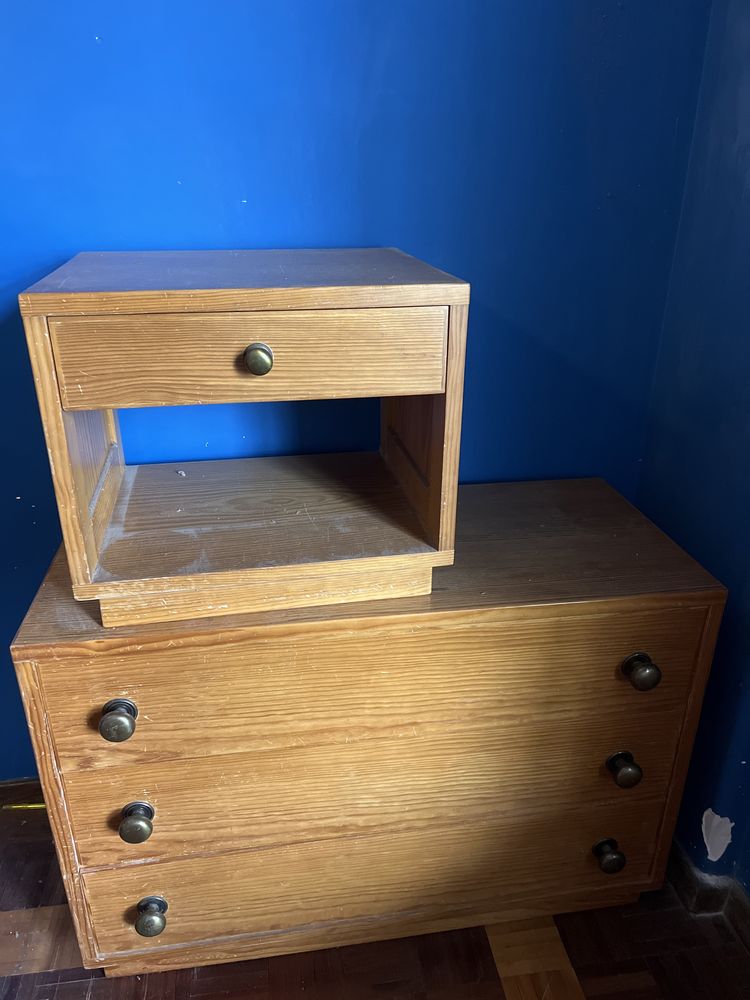 Conjunto de comoda e mesa de cabeceira