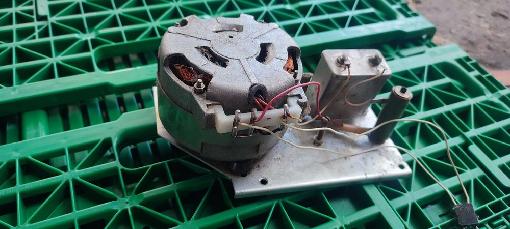 Мотор від магнітофону