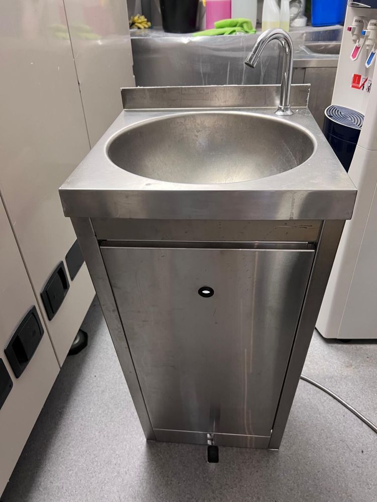 Pia em inox com pedal
