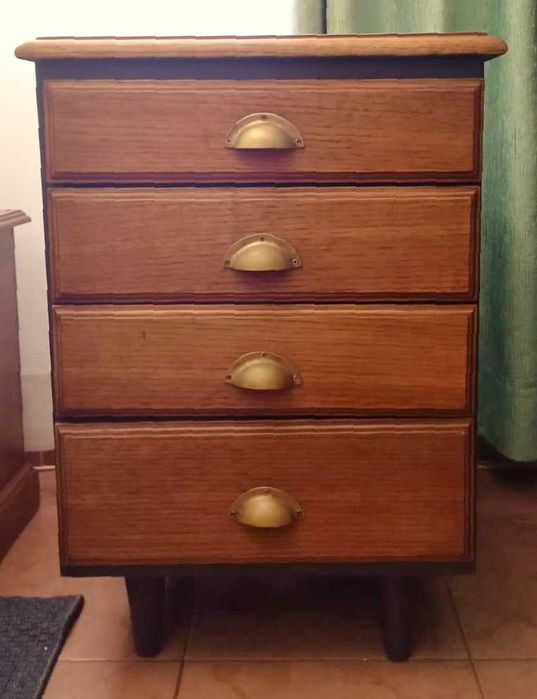 Móvel com quatro gavetas