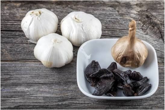 Czarny czosnek, całe główki.