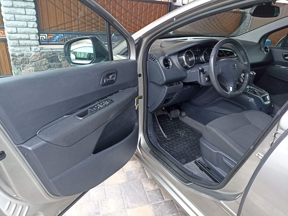 Peugeot 5008 2012року