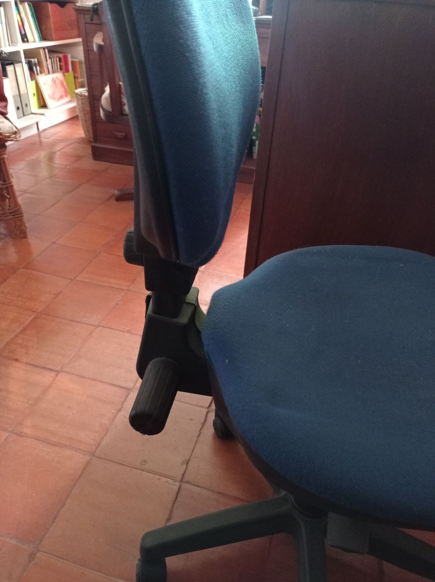 Cadeira secretária em tecido azul