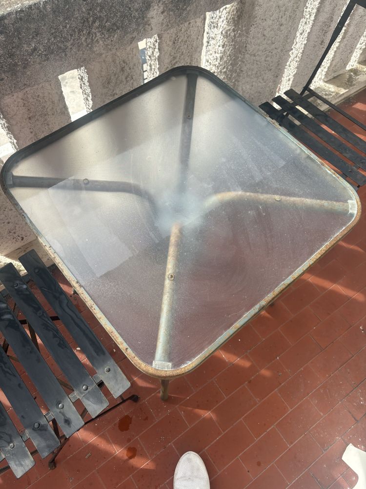 mesa de exterior com duas cadeiras em ferro + cadeira de escritório