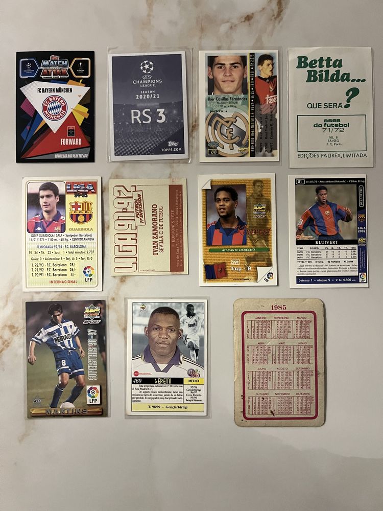 Cartas, cromos e calendários de craques do futebol