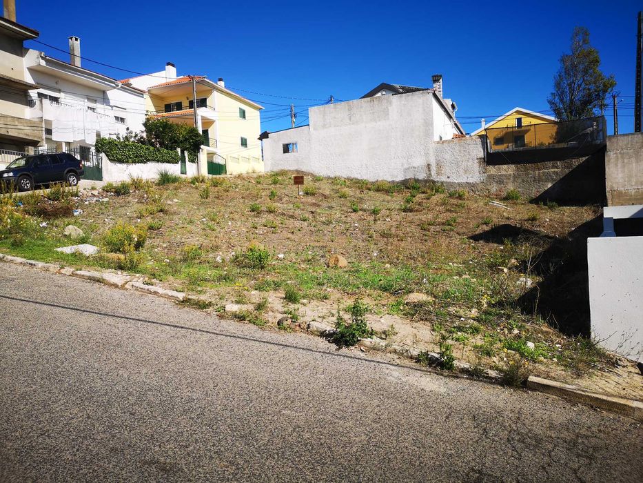 Terreno urbano em Famões