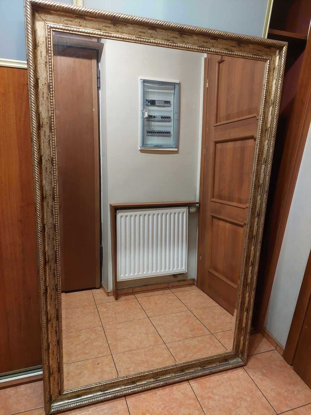 Bardzo duże lustro w ozdobnej ramie