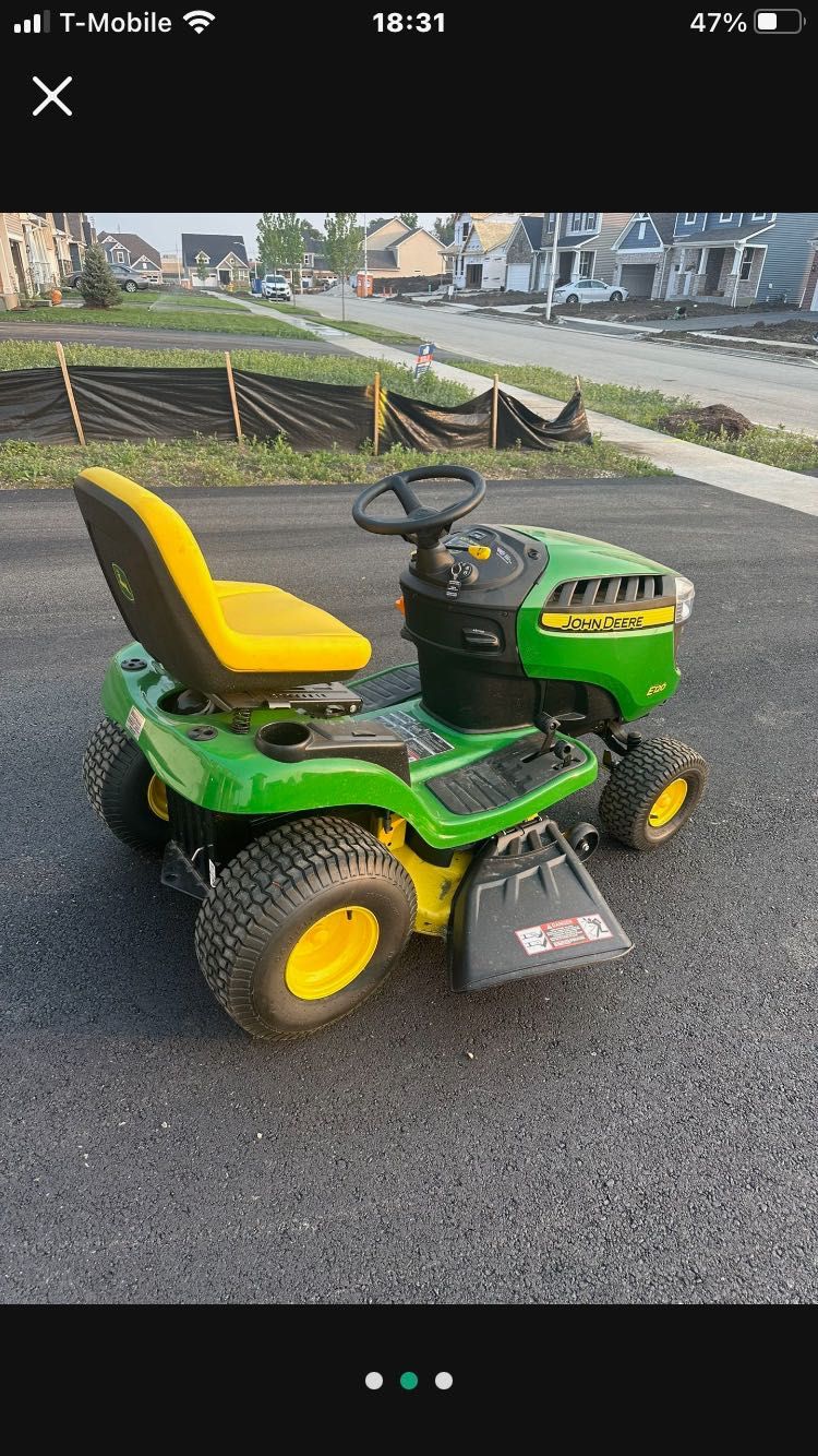 Traktorek John Deere E120