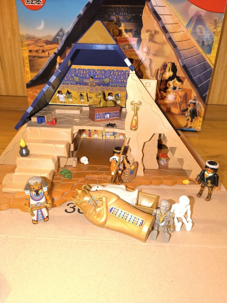 Playmobil pirâmide e boneco com camelo