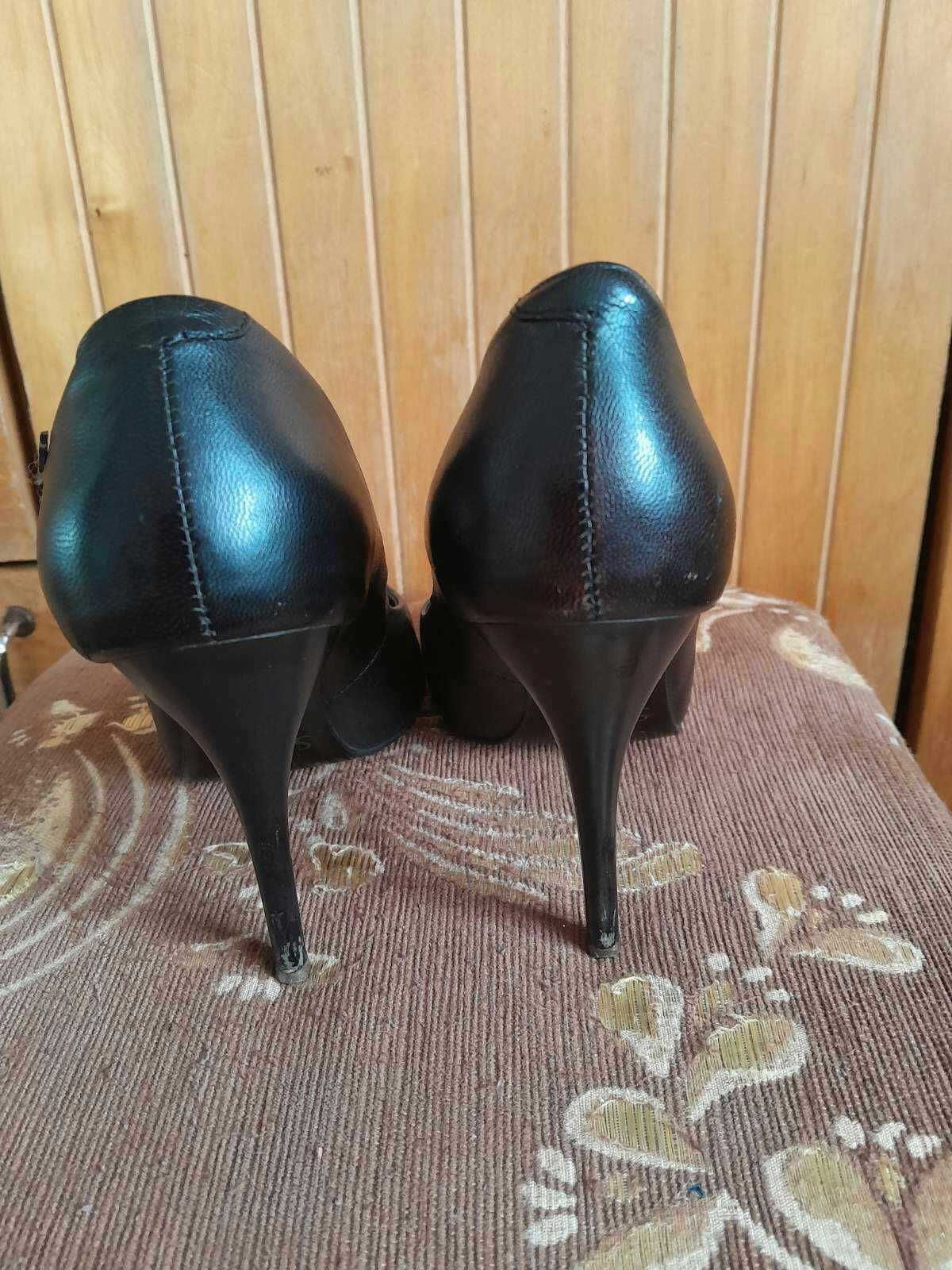 Шкіряні жіночі туфлі