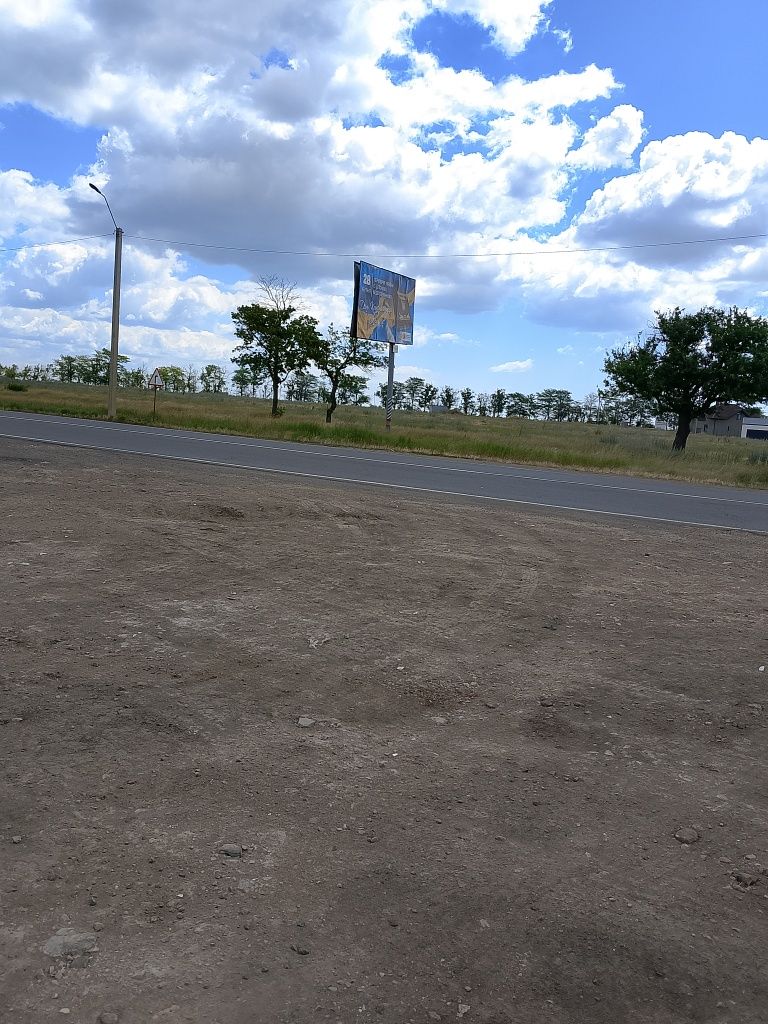 Срочно продам 4 гект, земли,на трассе , до круга,7км от хозяина