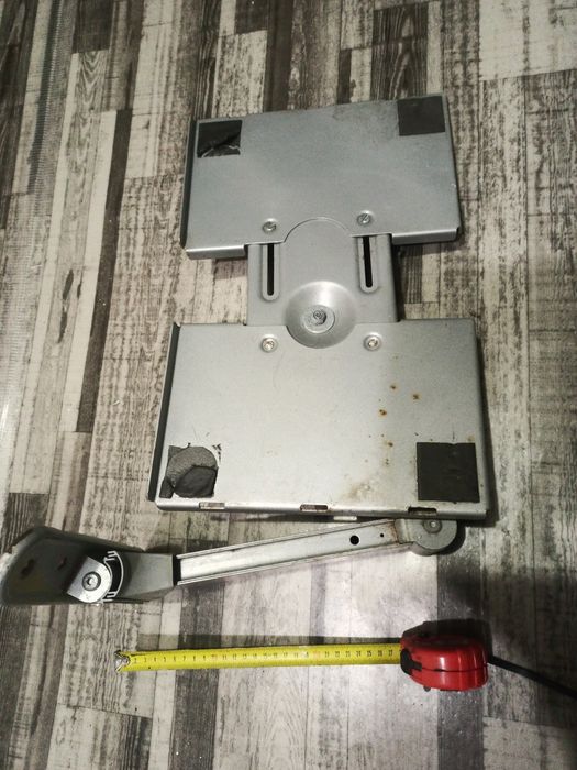 Полка -кронштейн  на поворотном механизме с настенным креплением.