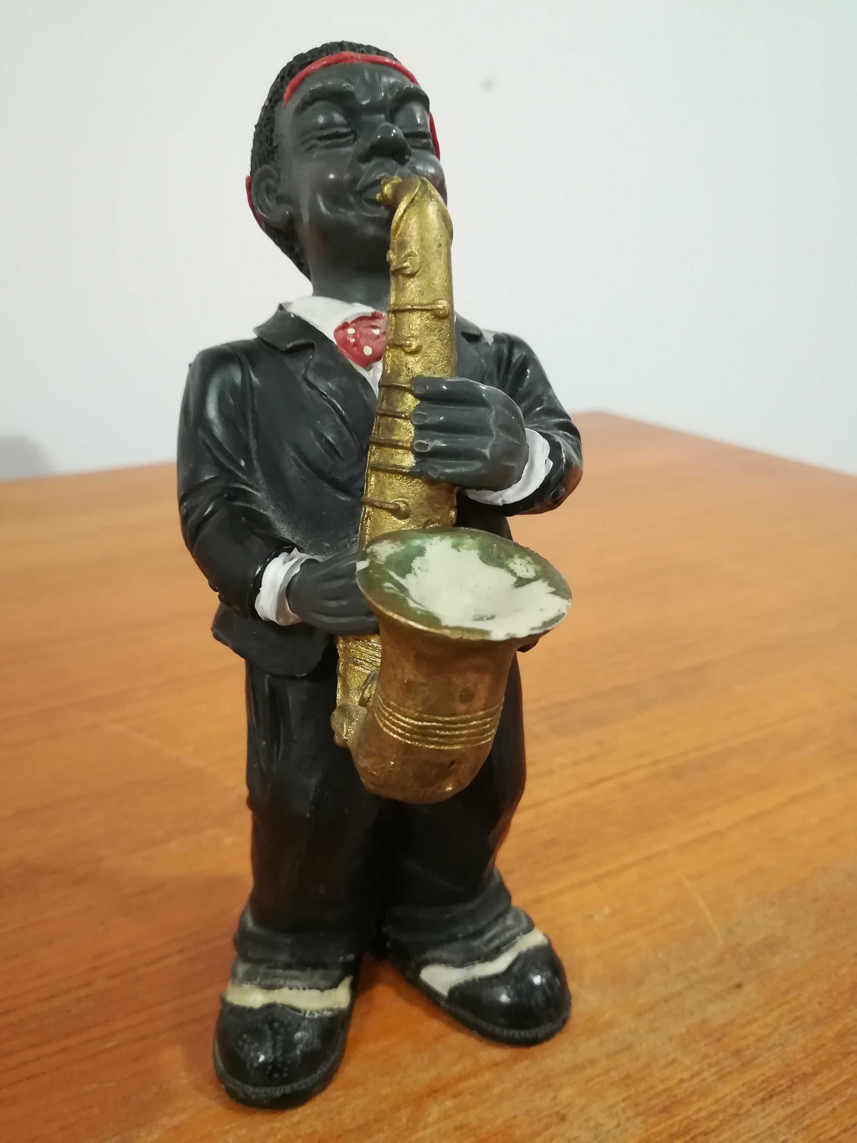 Figurka saksofonista / muzyk grający na saksofonie