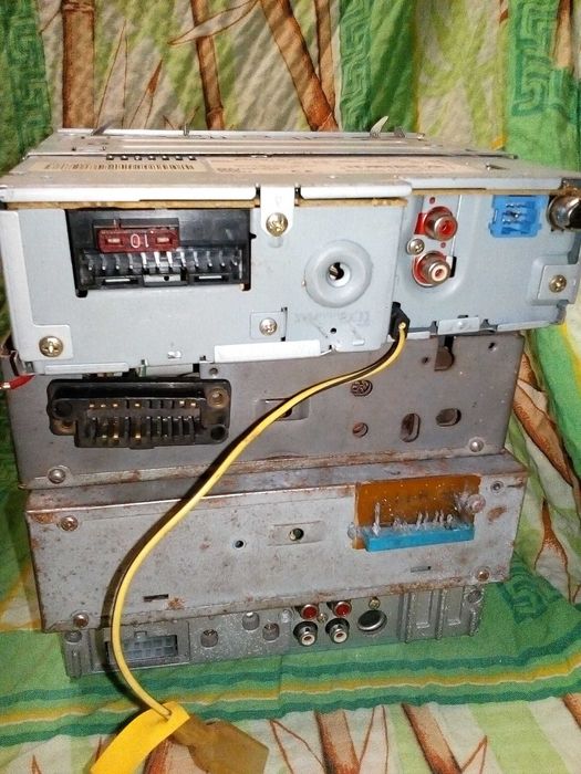 автомобильные магнитолы на запчасти 4 шт.