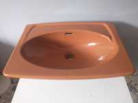 ceramiczna umywalka w kolorze ceglasto-brązowym z lat 70. i 80 (PRL)