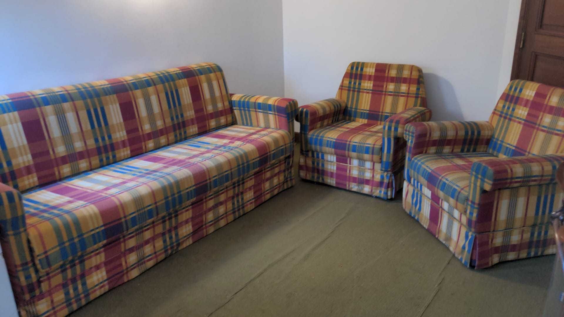 Conjunto de sofá de 3 lugares (sofá-cama) e 2 poltronas em tecido