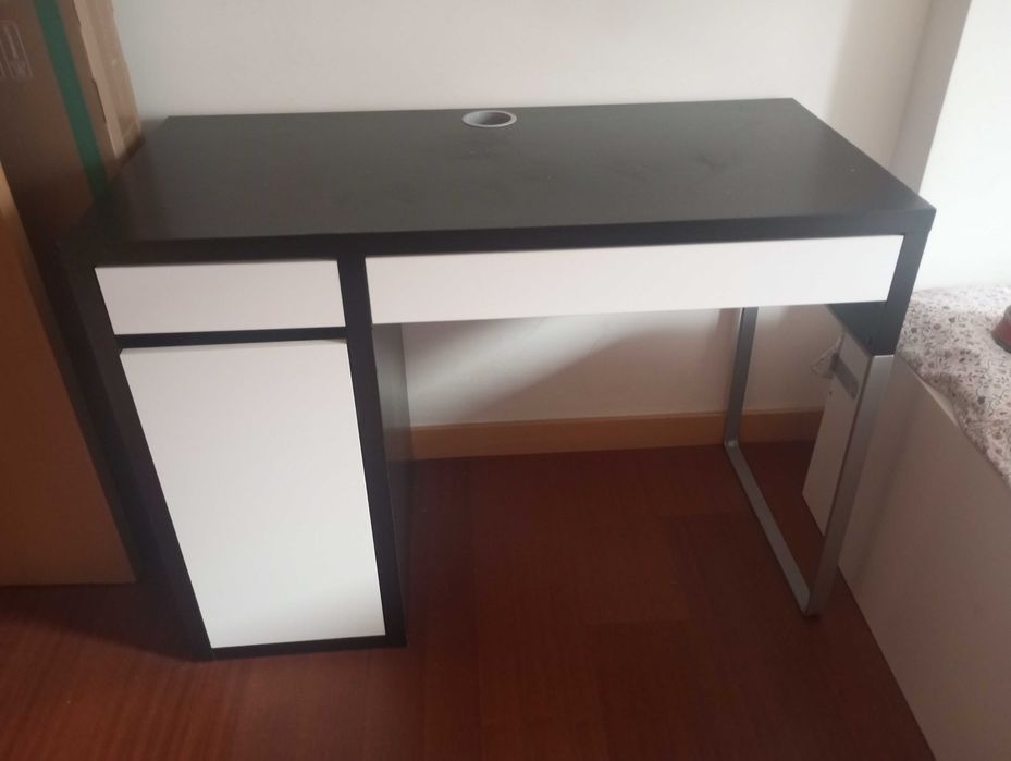 Secretária preta com pés metal ikea