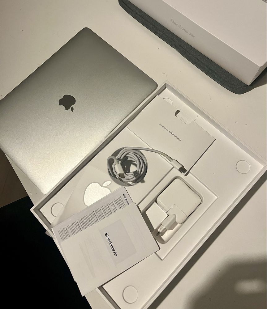 Apple MacBook Air 13'' 1.1GHz(i5)/8GB/256GB SSD/Iris Plus (srebrny)