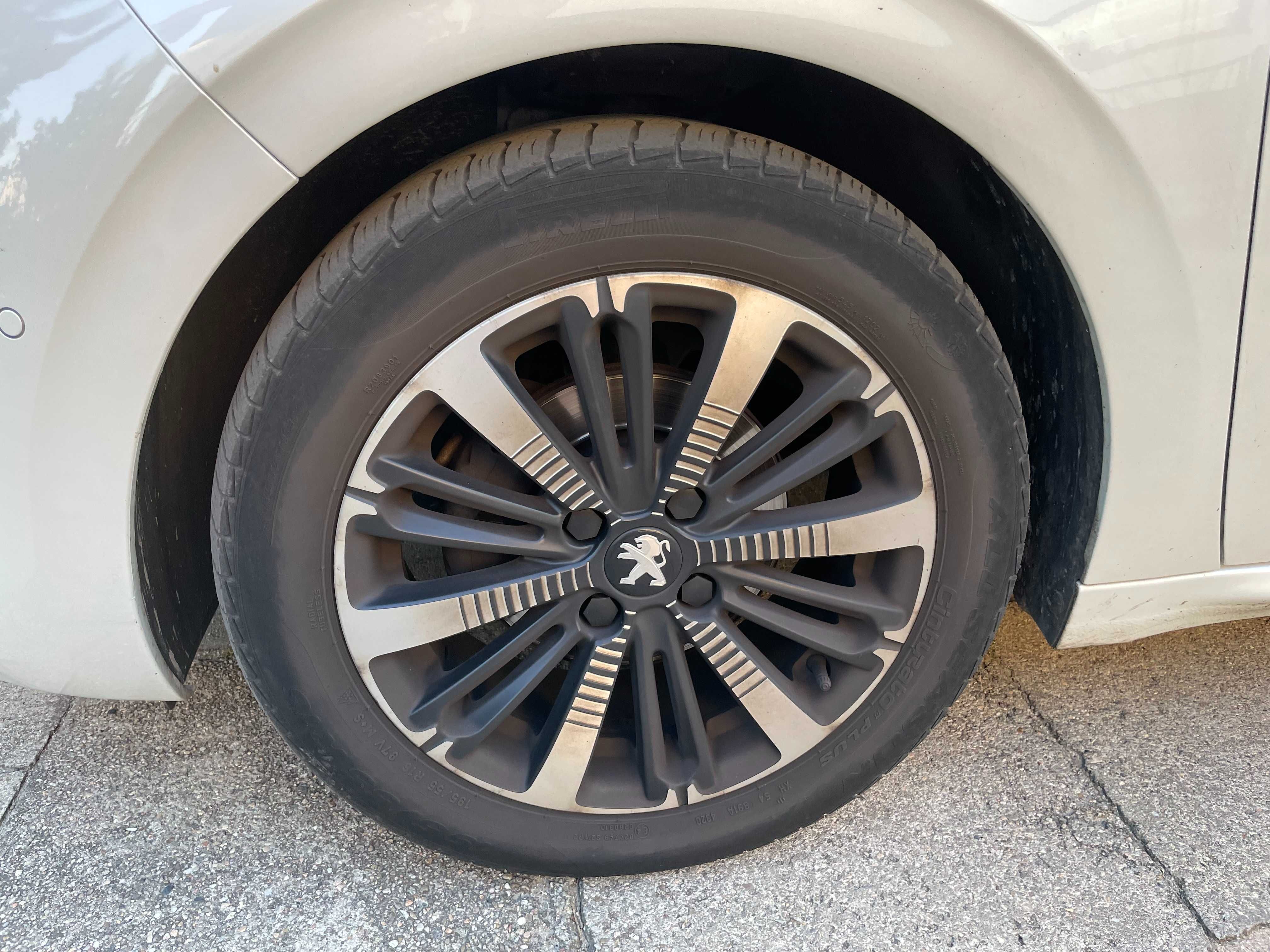 PEUGEOT 208 Allure +