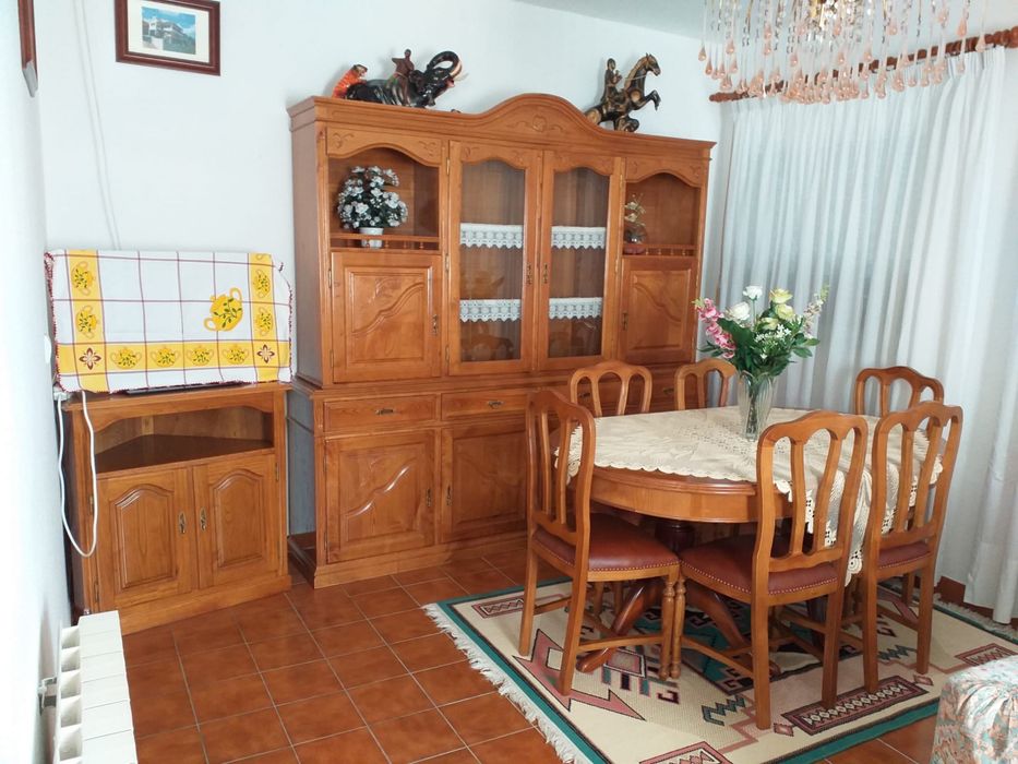 Conjunto mesa jantar e aparador