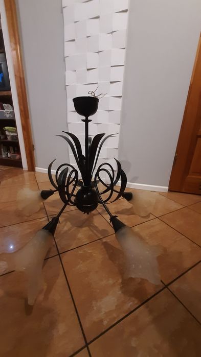 Lampa stojąca i żyrandol lampa sufitowa jak kuta retro