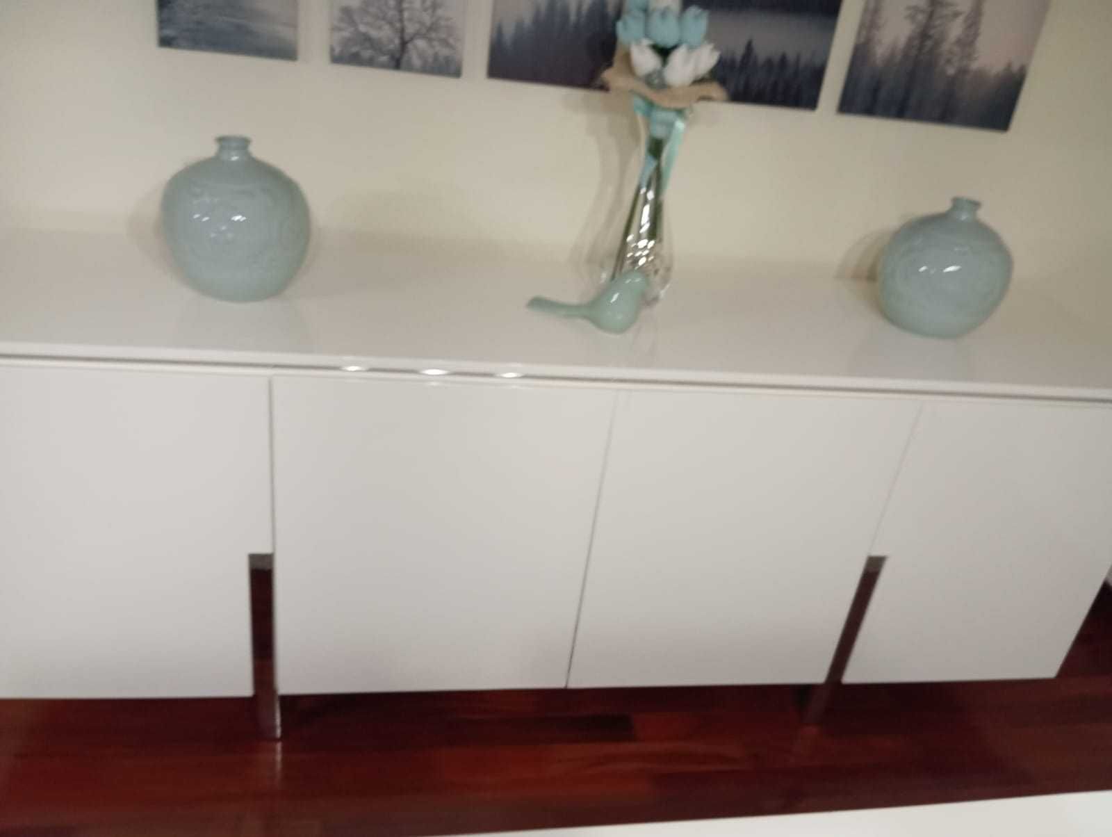 aparador em alto brilho com portas e pes em inox como novo