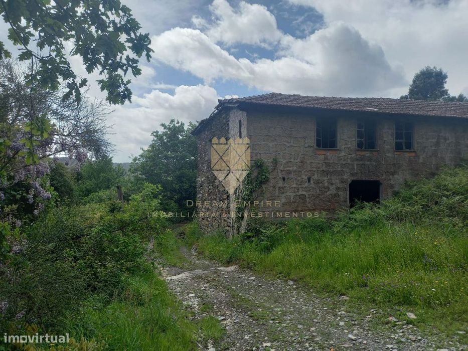 Moradia em Ruínas para Recuperar – Zona Tranquila com Potencial