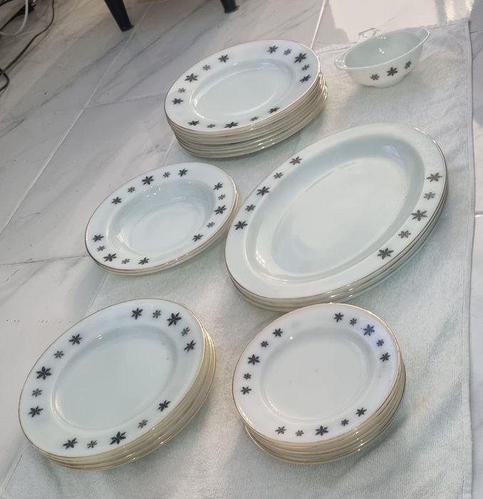 Serviço de Pratos 7 normais 2 Soupa 3 Travessas 6 Pires 4 Sobremesa