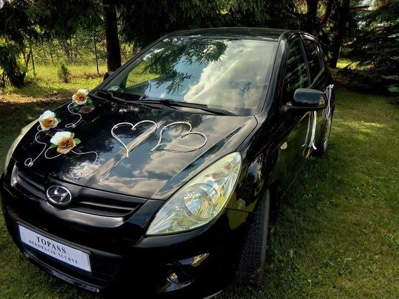 DS212B   **  Biało - złota dekoracja ślubna na samochód z różami