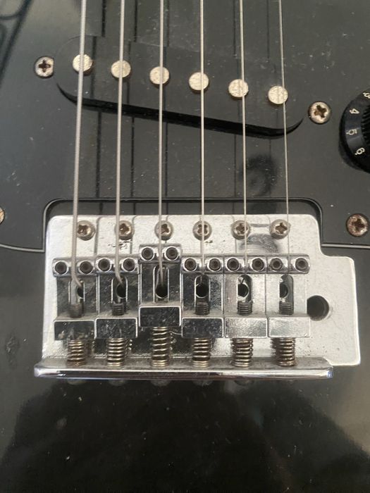 Guitarra preta maison seminova