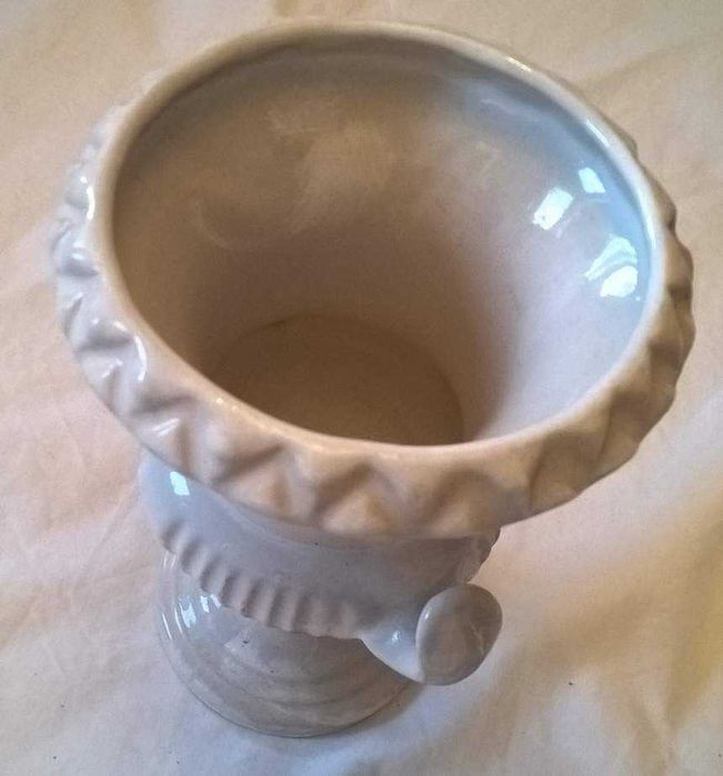 Odkryj urok historii z Białą Wazą Ceramiczną.