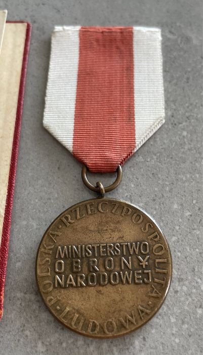 Zestaw medali PRL po jednej osobie z legitymacjami Siły Zbrojne X
