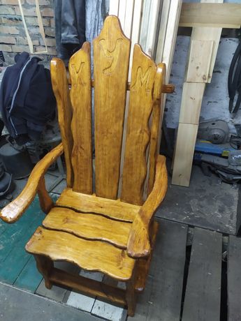 Деревянный стул.