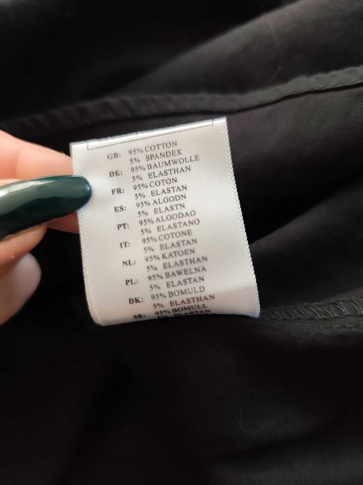 Rozkloszowana sukienka midi czarna z krótkim rękawem lata 20 M 38