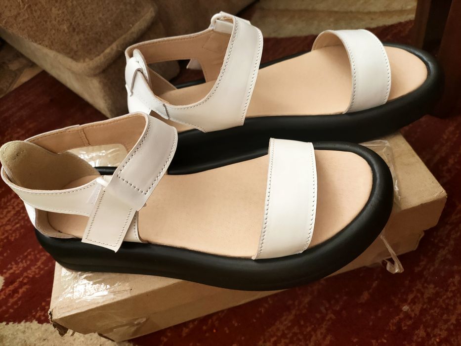 Босоніжки шкіряні нові