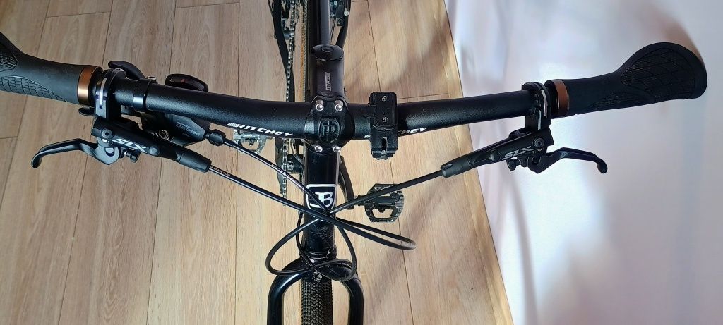Gravel z prostą kierownicą JUST BIKES r57