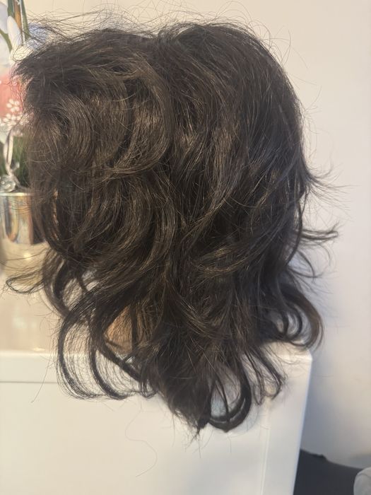 Peruka ciemny brąz krótka falowana ruchomy przedziałek lace front