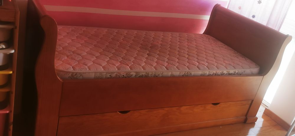 Cama com estrado e colchao