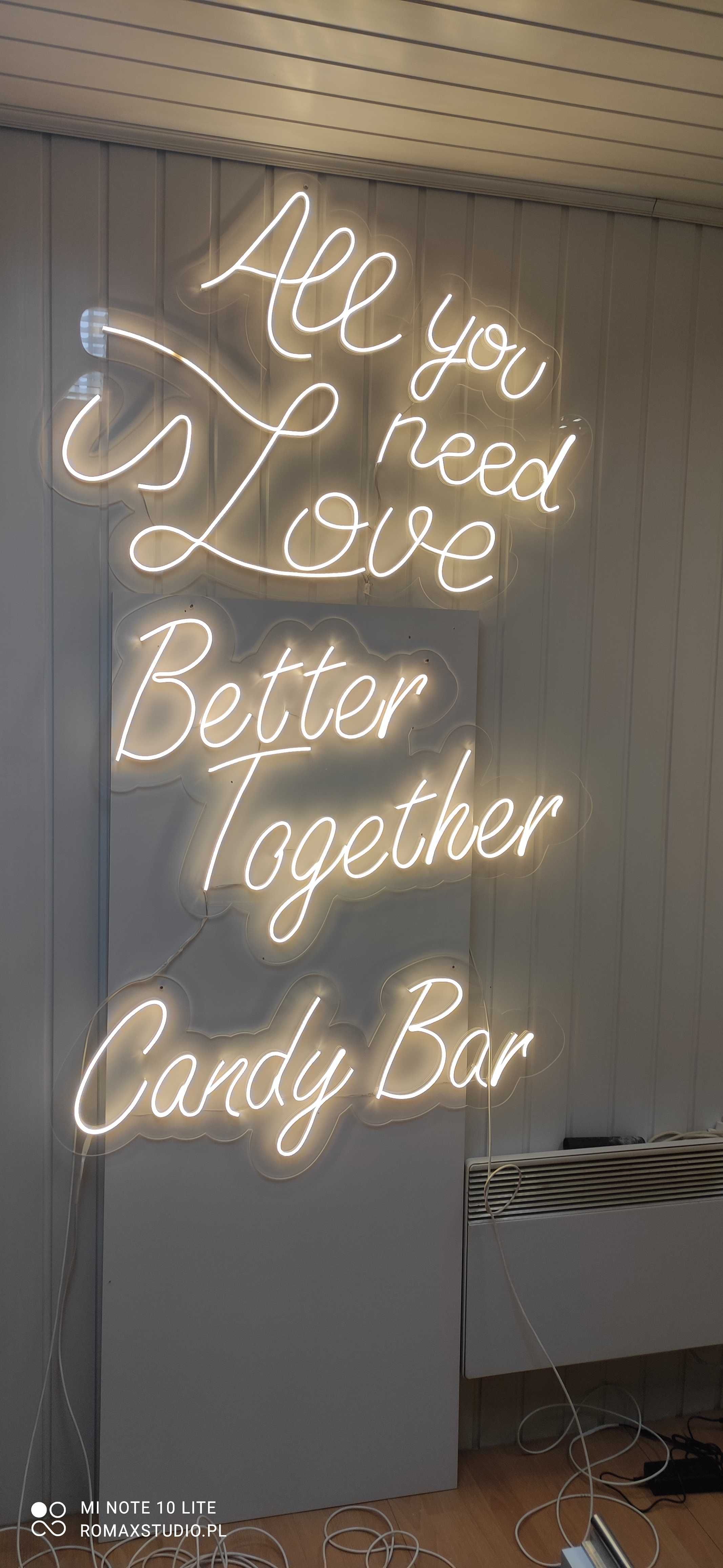 Neon, ledon, All you need Is Love