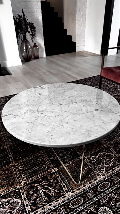 Dwa stoliki kawowe z marmurowym blatem.