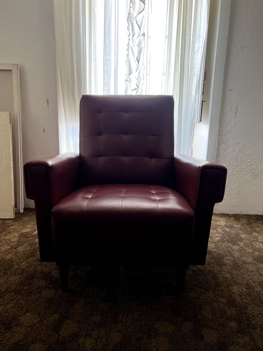 Cadeira estofada em vermelho – confortável e funcional