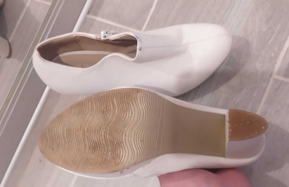 Білі демисезонні ботінки ботільйони на підборах в чудовому стані