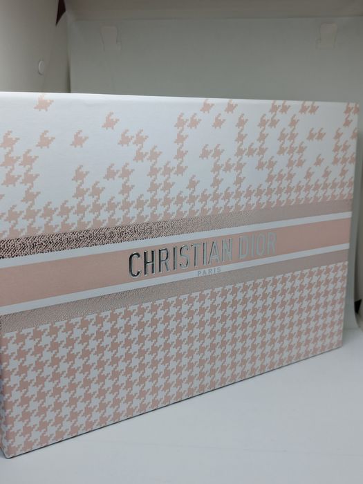 Dior zestaw 16 miniaturek perfum w pudełku – różne zapachy