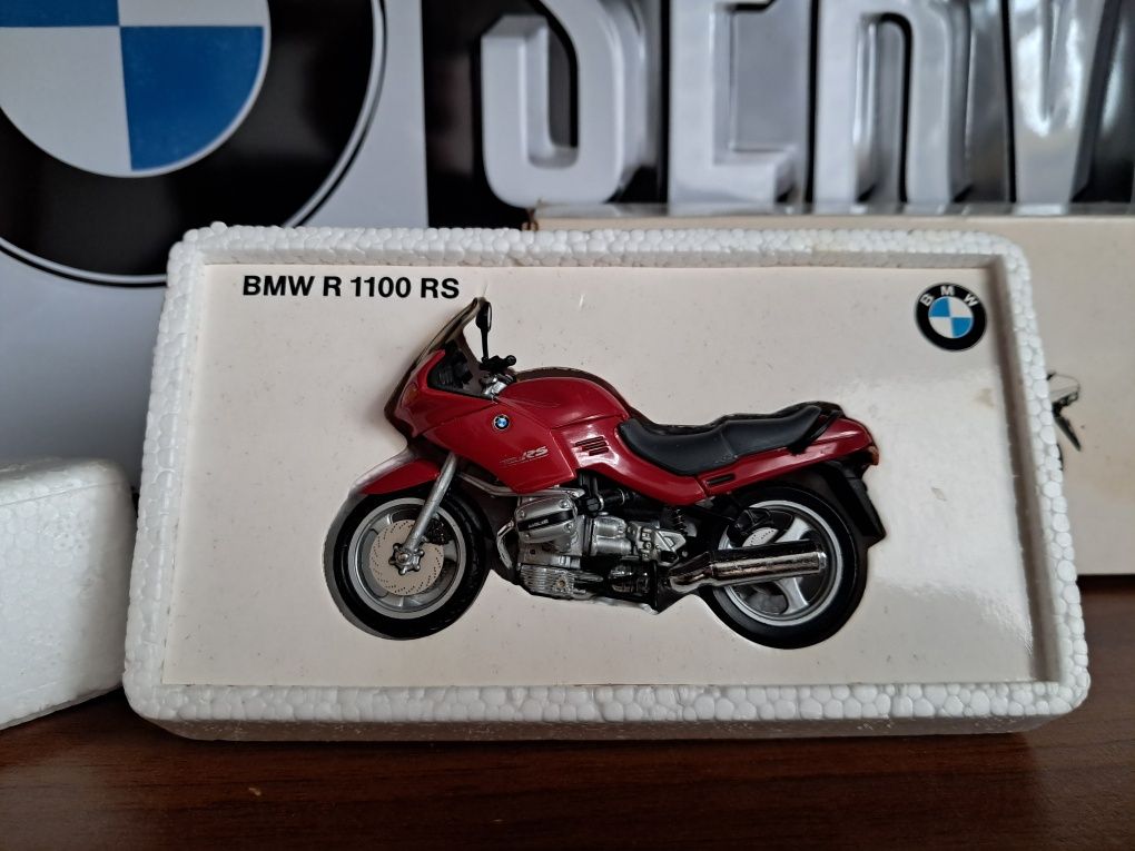 BMW R1100 Rs 1:24 model motocykla