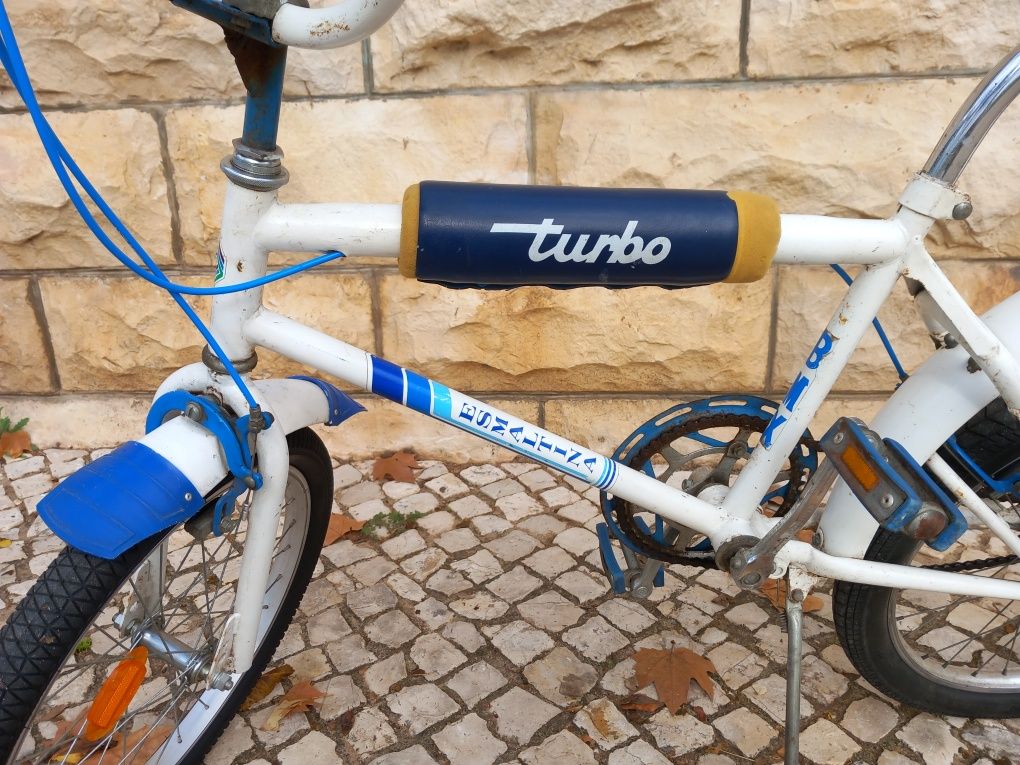 Bicicleta BMX esmaltina com duplo amortecedor