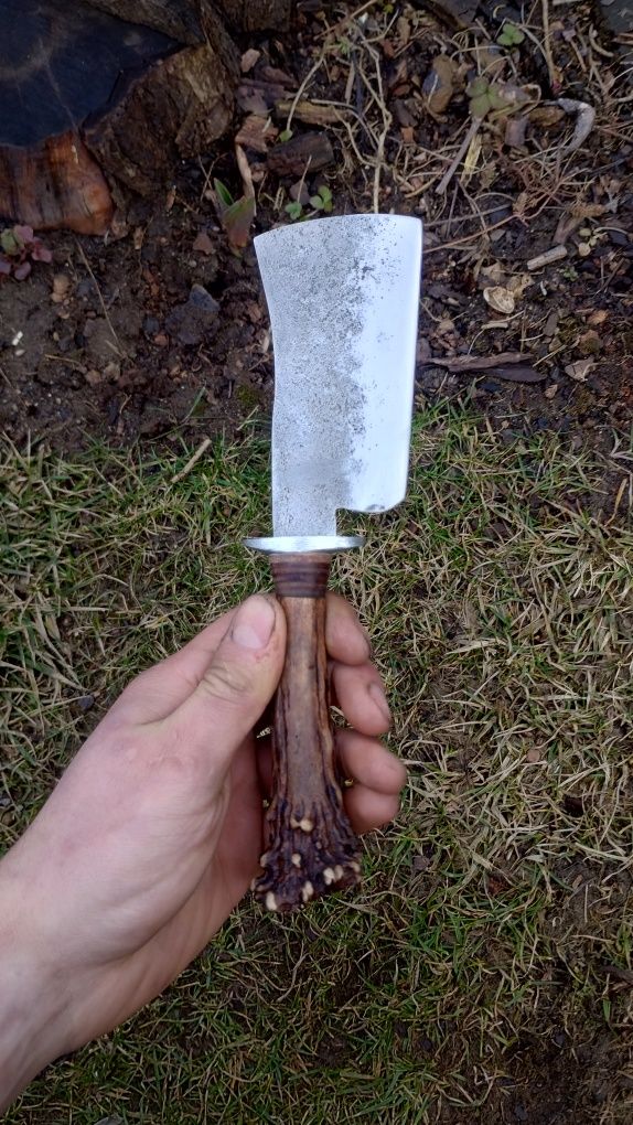 Ręcznie wykuty nóż/ mały tasak / rzeźbiona rękojeść / knifemaking