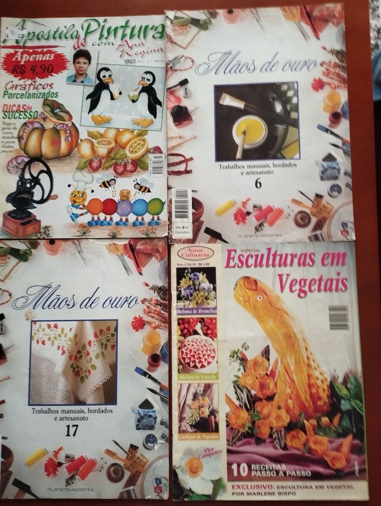 Várias revistas de crochê e pintura em tecido