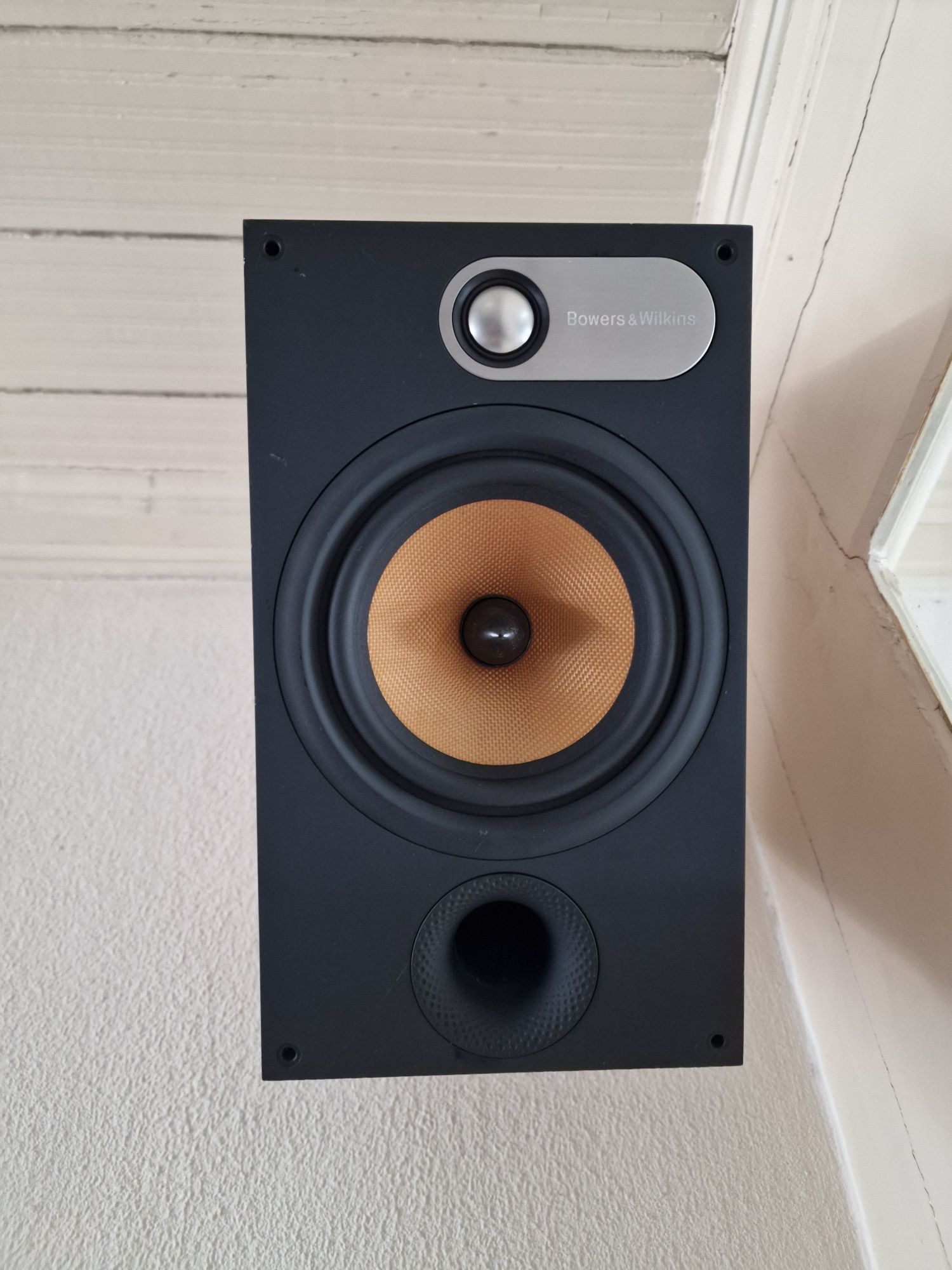 Bowers and Wilkins 684 b&w